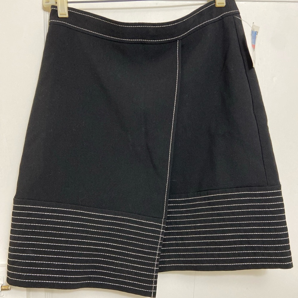 Vince Camuto Women’s Size 0 Black Asymmetrical Wrap Skirt with White Accents